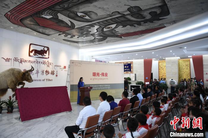 圖為《曙光·偉業(yè)——五四運動與中國共產(chǎn)黨的成立》“七一”特展開幕儀式現(xiàn)場?！∝暩聛硭?攝