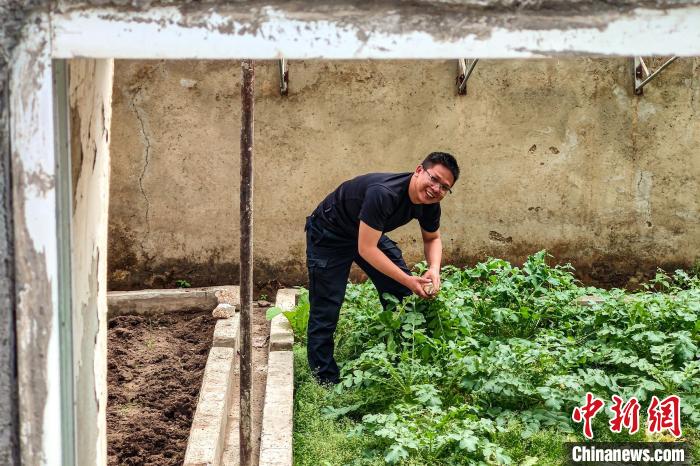 移民管理警察羅忠江在公珠湖執(zhí)勤點的大棚內(nèi)。　龍小鳳 攝