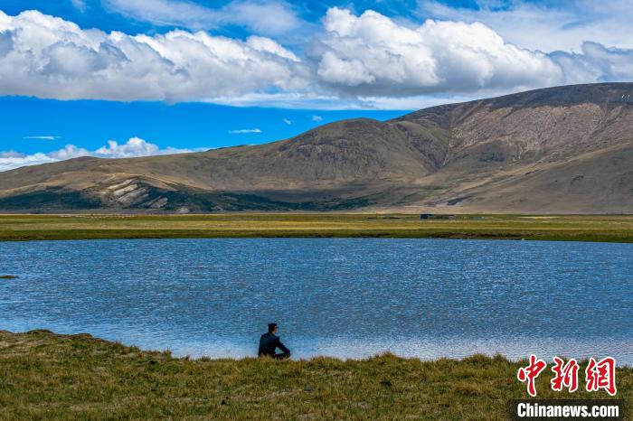 資料圖為執(zhí)勤民警何宗源在公珠湖畔濕地留影。　龍小鳳 攝