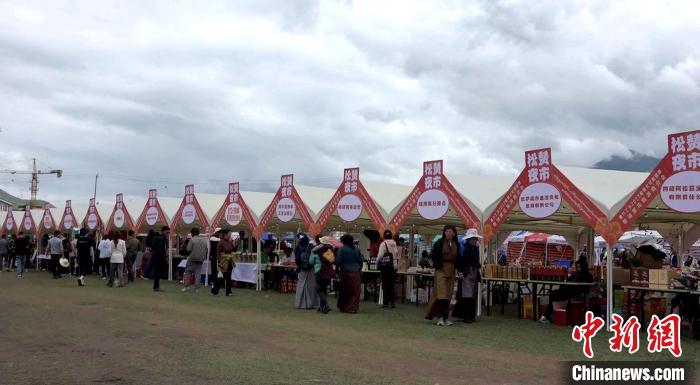 圖為熱鬧的“松贊夜市”?！∝暽＠?攝