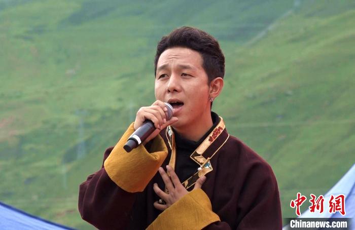 圖為藝人為開幕式獻唱?！∝暽＠?攝