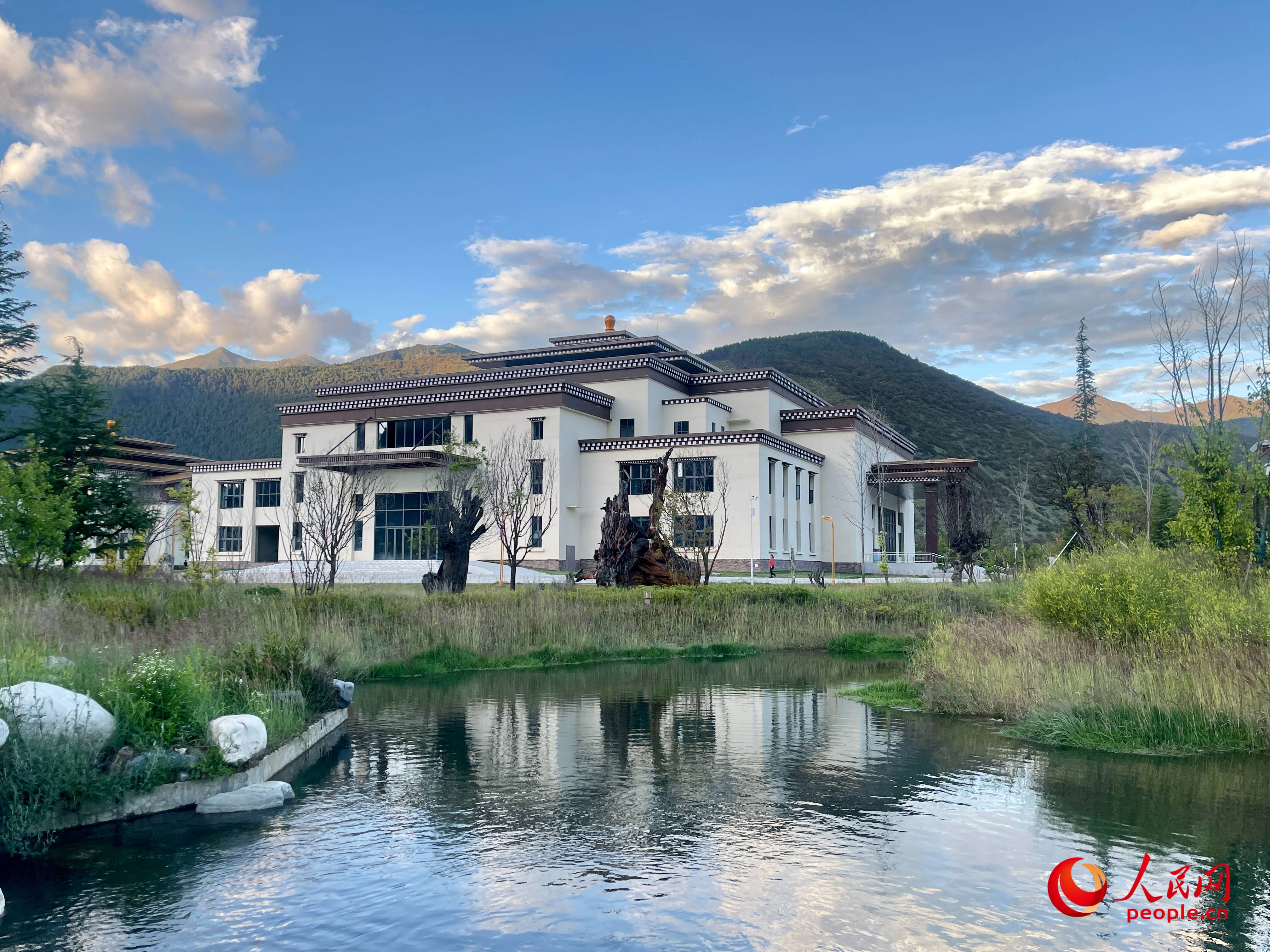 工布公園猶如一幅優(yōu)美畫卷，讓人流連忘返。人民網(wǎng) 周靜圓攝