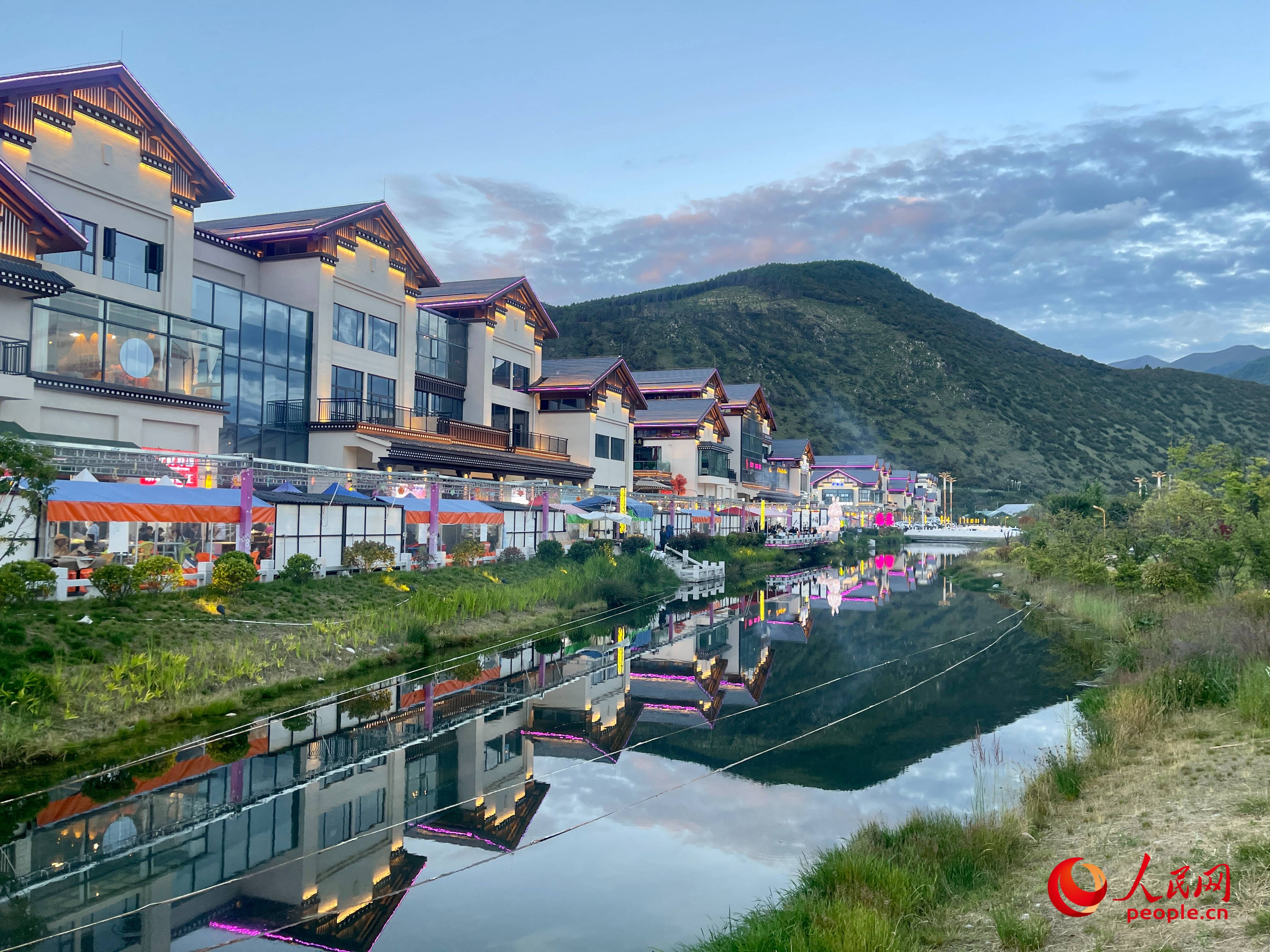 工布公園的一角，風景秀麗。人民網(wǎng) 周靜圓攝