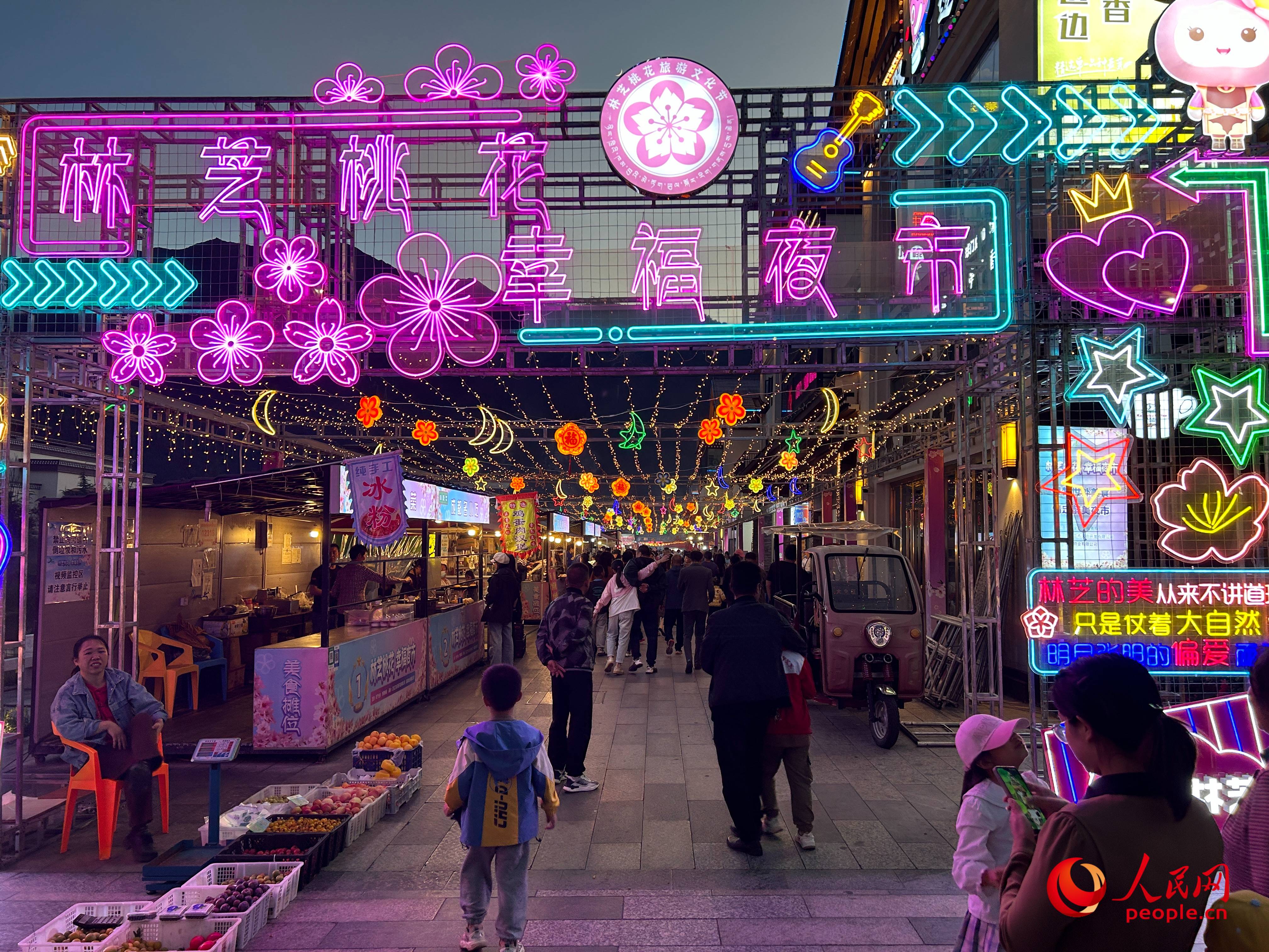 工布公園里的夜市，人來人往。人民網(wǎng) 周靜圓攝