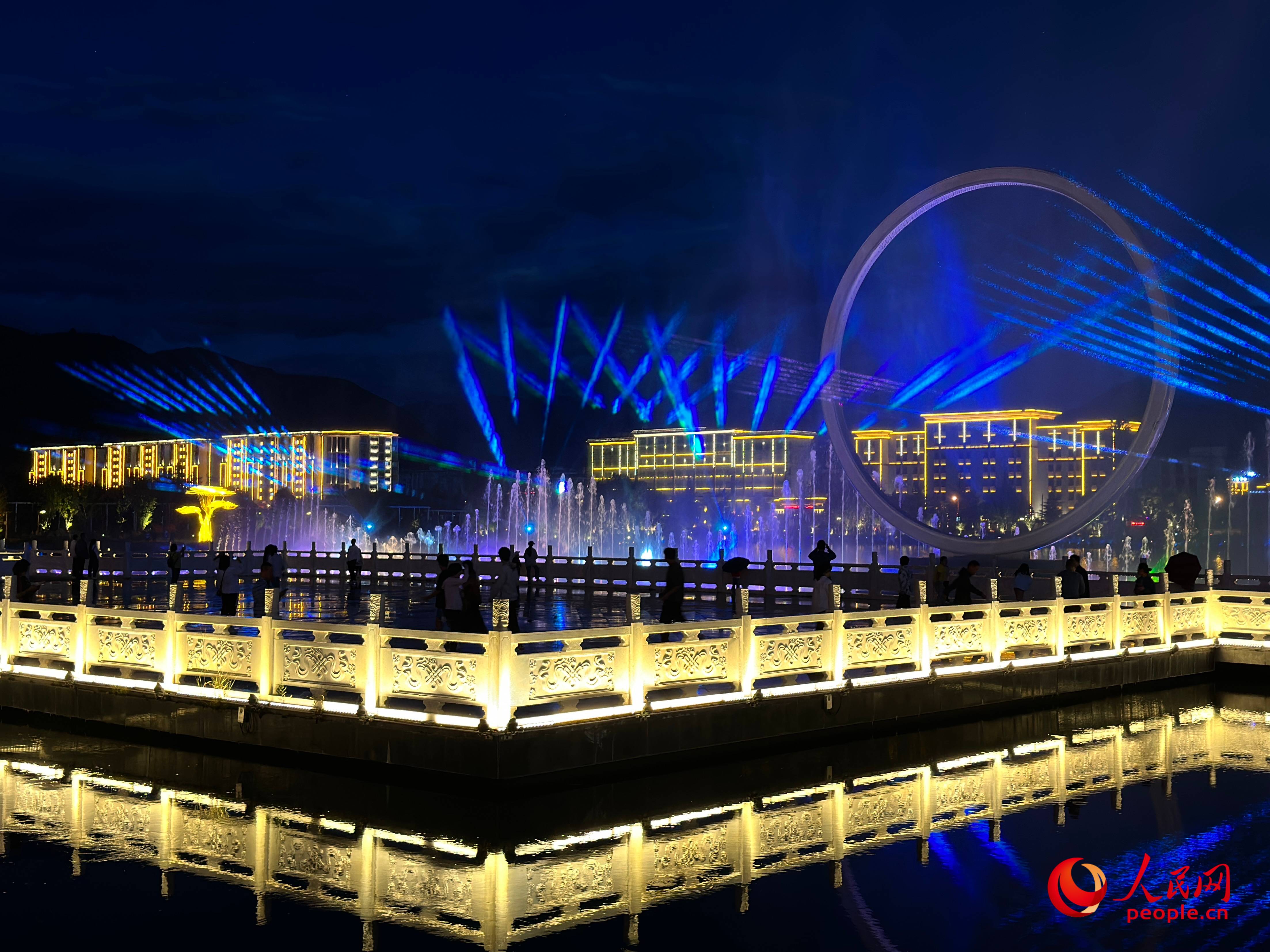 工布公園的音樂水秀噴泉，吸引市民和游客前來拍照打卡。人民網(wǎng) 周靜圓攝