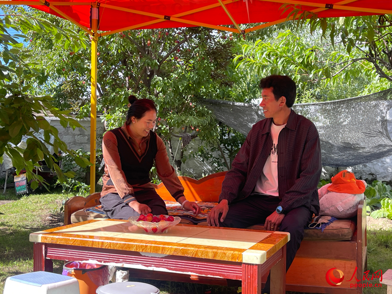 嘎拉村村民達瓦堅參和他的妻子。人民網(wǎng) 周靜圓攝