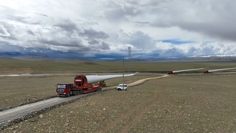 西藏措美哲古風(fēng)電場(chǎng)首批3.6兆瓦風(fēng)電機(jī)組運(yùn)輸。受訪者供圖