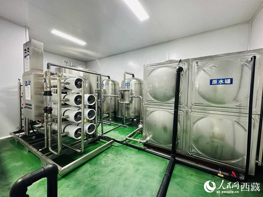 “色達牙泉”礦泉水（桶裝水）生產(chǎn)加工基地。人民網(wǎng)記者 次仁羅布攝