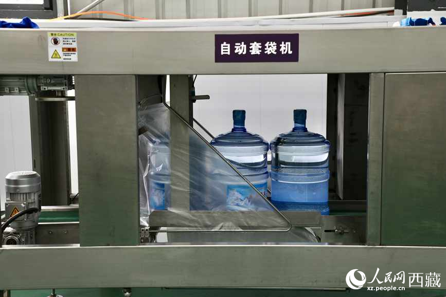 “色達牙泉”礦泉水（桶裝水）生產(chǎn)加工基地。人民網(wǎng)記者 次仁羅布攝