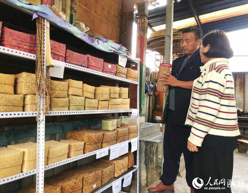 愛(ài)明（左一）給游客介紹藤竹產(chǎn)品。