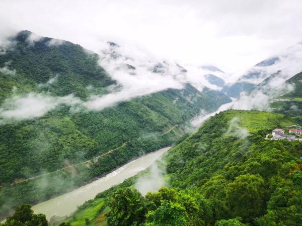 幾代建設(shè)者，歷經(jīng)半個多世紀(jì)完成！這是一條怎樣的公路？