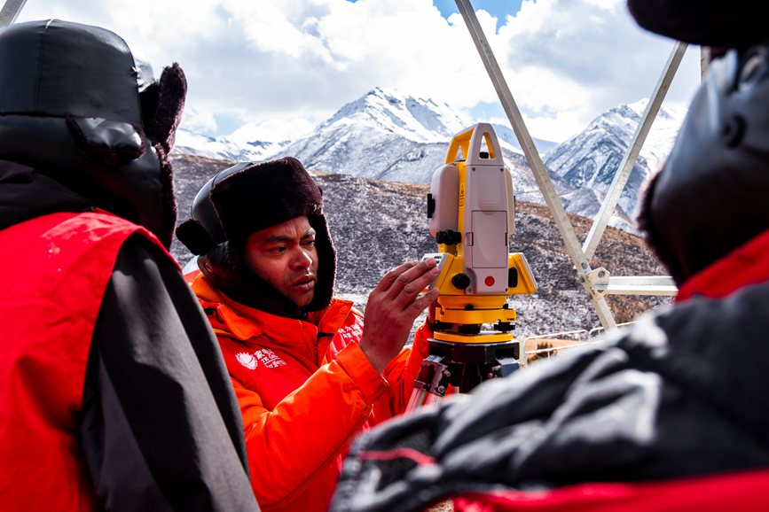 2023年11月30日，西藏自治區(qū)那曲市索縣榮布至丁青縣巴達(dá)35千伏線路工程負(fù)責(zé)人黃小洪（左二）現(xiàn)場(chǎng)開(kāi)展線路弧測(cè)量教學(xué)。趙清鵬攝