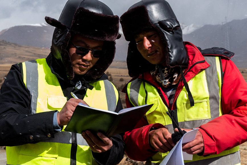 2023年11月30日，西藏自治區(qū)那曲市索縣榮布至丁青縣巴達(dá)35千伏線路工程施工現(xiàn)場(chǎng)人員正在開(kāi)展現(xiàn)場(chǎng)作業(yè)。趙清鵬攝