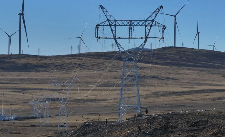 那曲市色尼區(qū)國能100兆瓦風(fēng)電11千伏送電工程現(xiàn)場。拉巴平措攝