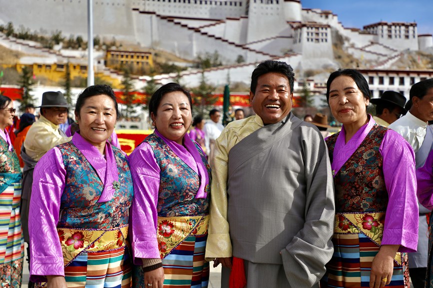 干部群眾身著盛裝在布達拉宮廣場留影。