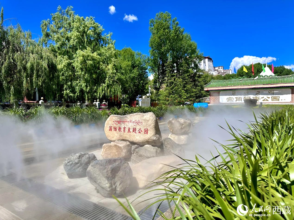 布達拉宮腳下的宗角祿康公園。