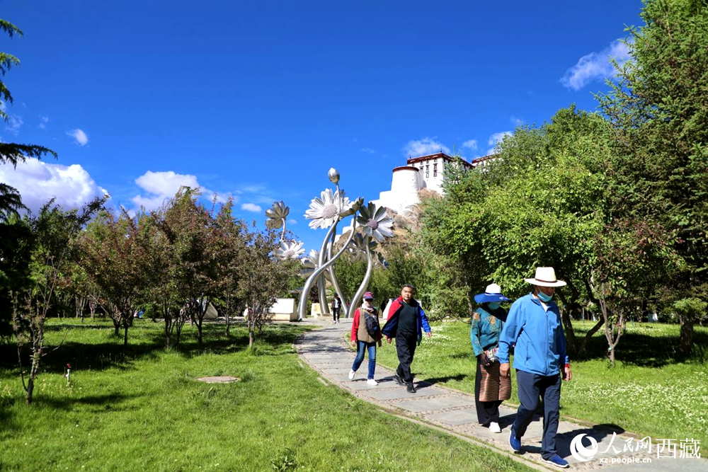 市民在公園內(nèi)散步。