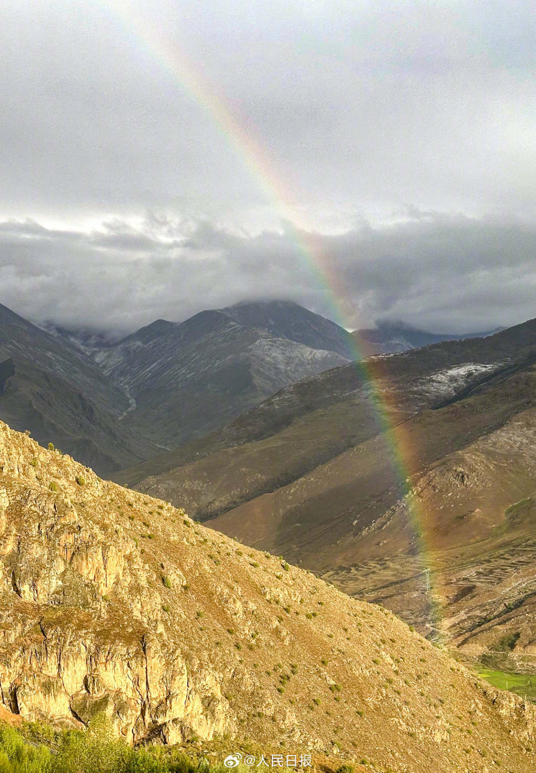 接好運(yùn)！青藏高原現(xiàn)巨大彩虹橋