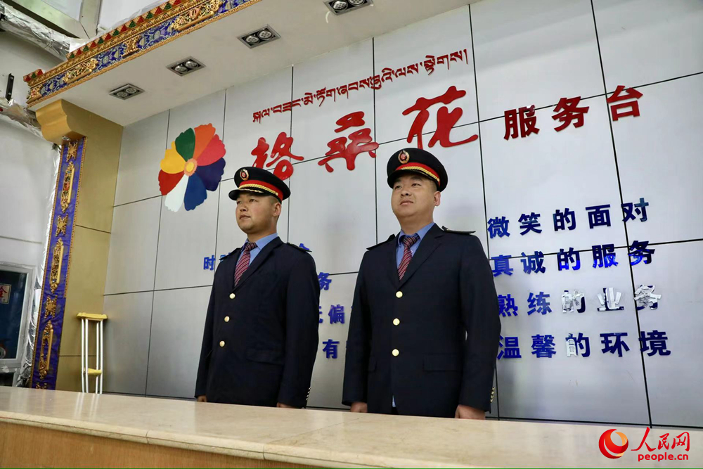 那曲火車站格桑花服務(wù)臺。人民網(wǎng)記者 次仁羅布攝