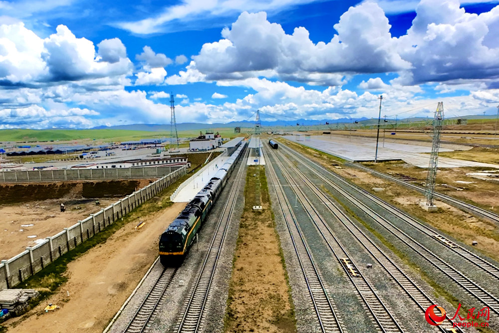 Z166次列車駛向那曲站。人民網(wǎng)記者 趙晨攝