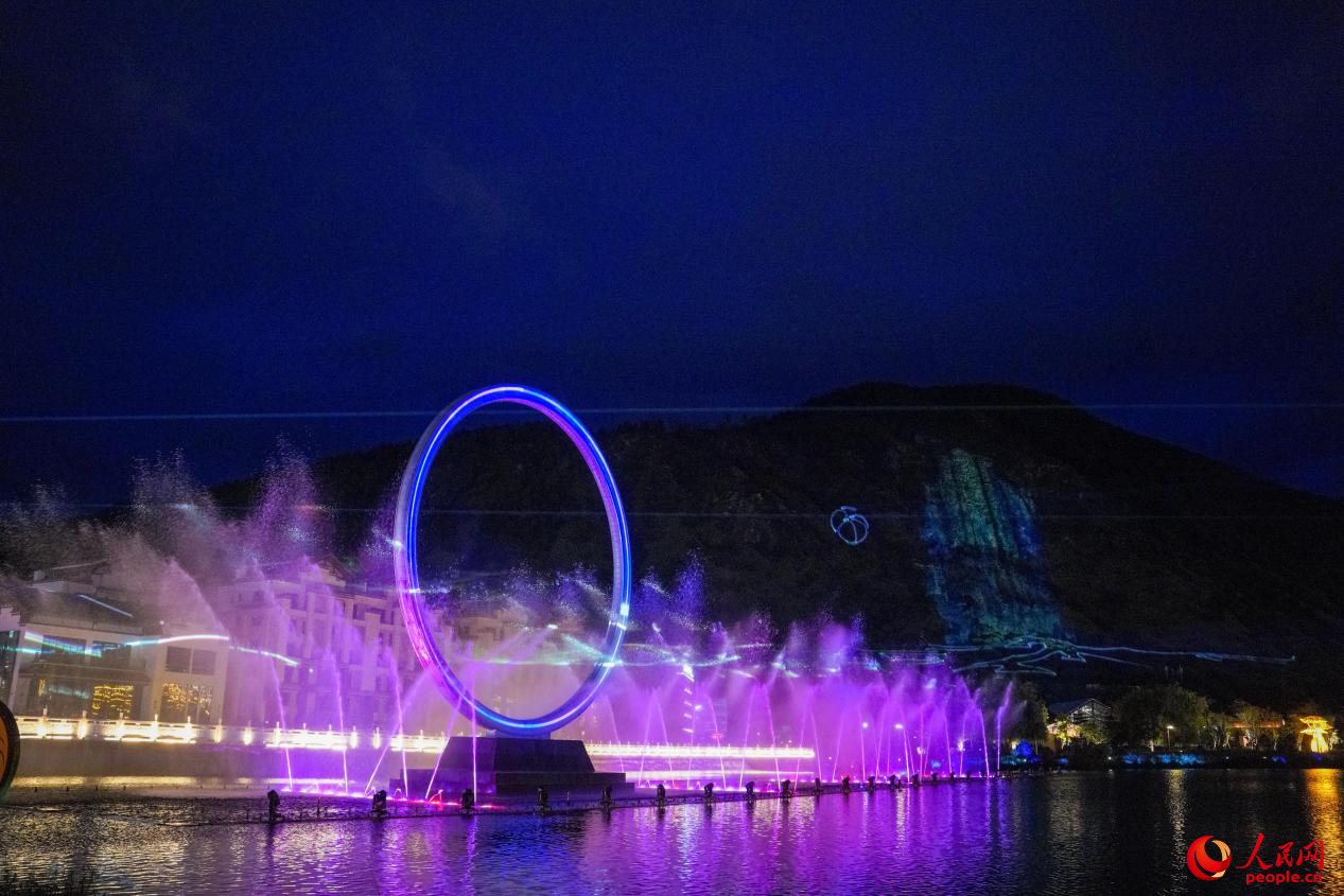 西藏林芝市民族團(tuán)結(jié)廣場(chǎng)音樂噴泉。人民網(wǎng)記者 趙晨攝