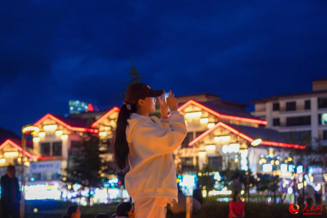 居民在西藏林芝市民族團(tuán)結(jié)廣場(chǎng)上拍照。人民網(wǎng)記者 趙晨攝