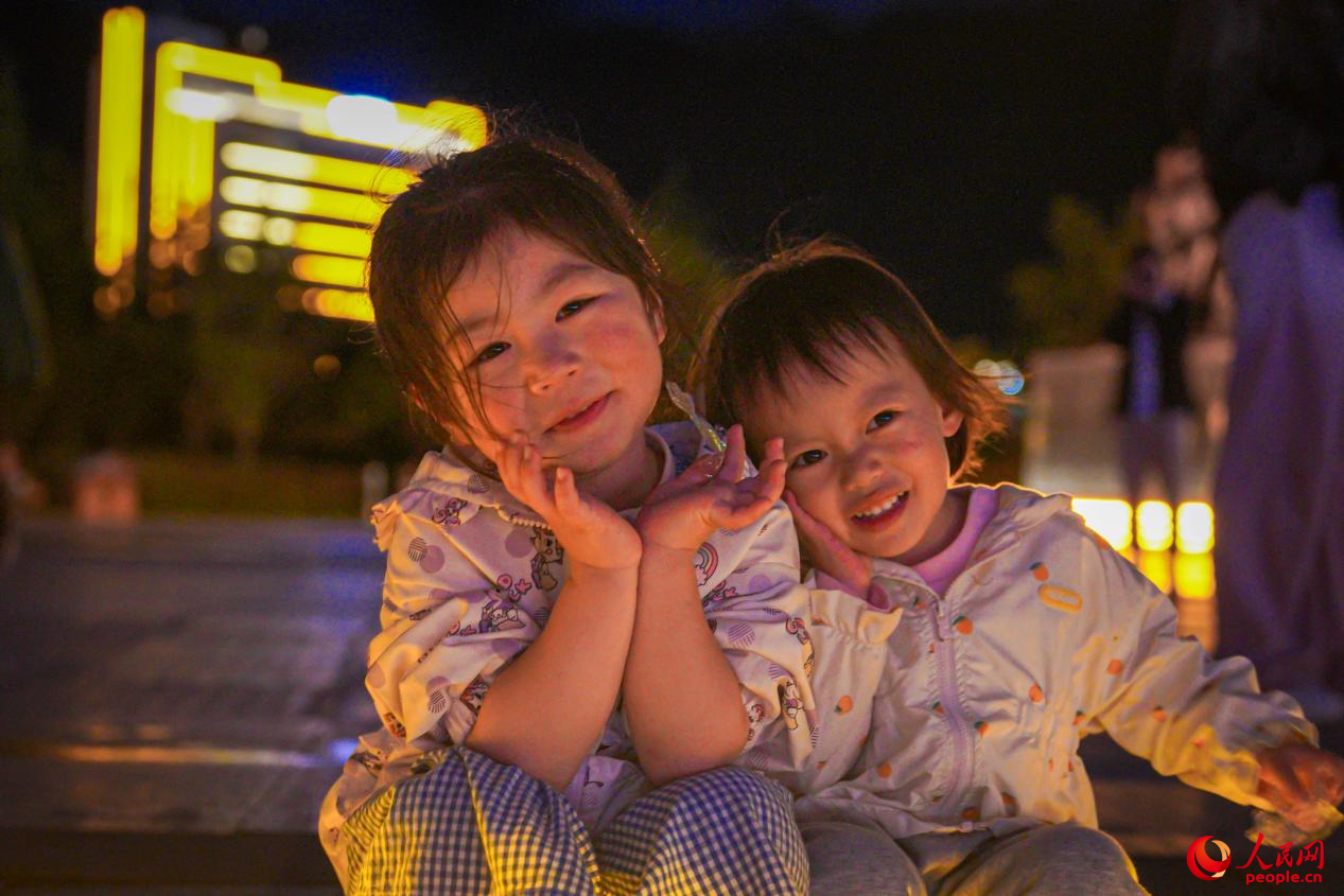 西藏林芝市民族團(tuán)結(jié)廣場(chǎng)上的兒童。人民網(wǎng)記者 趙晨攝