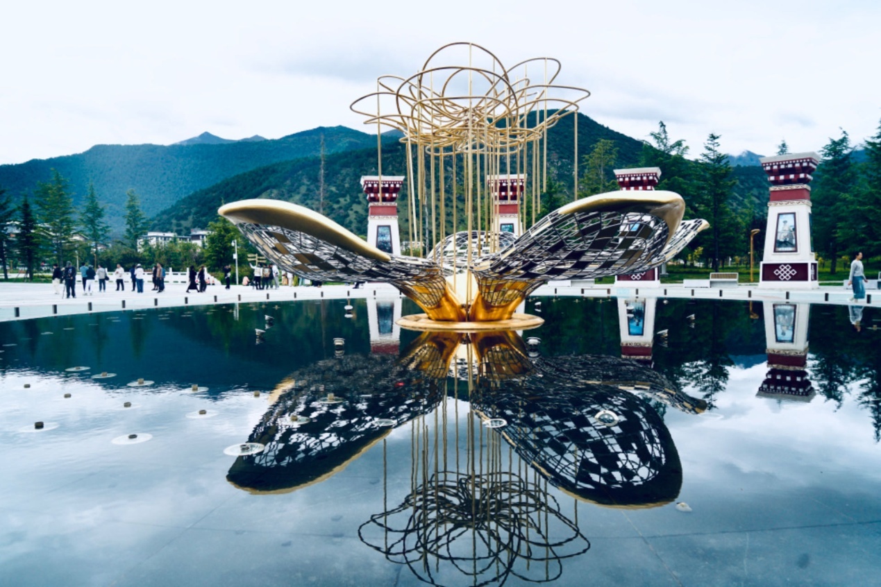 工布公園里的桃花主題雕塑——萬(wàn)樹(shù)桃花。人民網(wǎng)記者 益西康珠攝