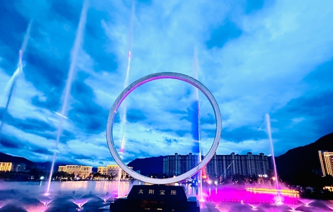 工布公園里的音樂(lè)水秀噴泉。人民網(wǎng)記者 益西康珠攝