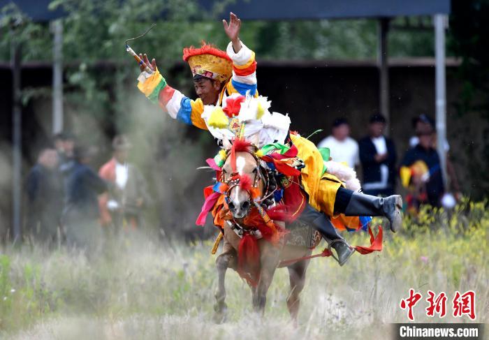 西藏拉薩：賽馬慶?！巴?jié)”