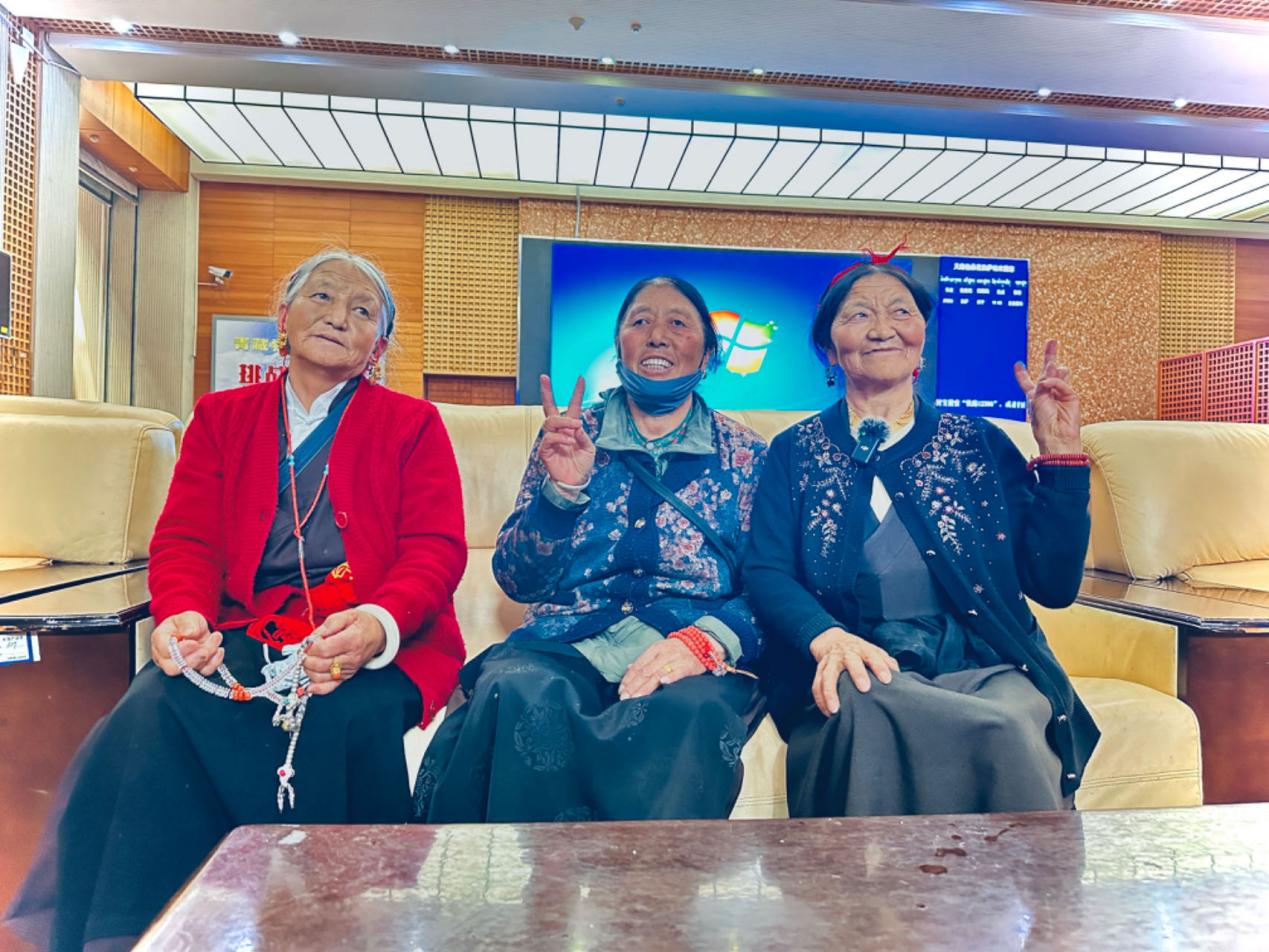 來自四川甘孜的三位阿媽在拉薩火車站等候前往青海西寧的列車。人民網(wǎng)記者 益西康珠攝