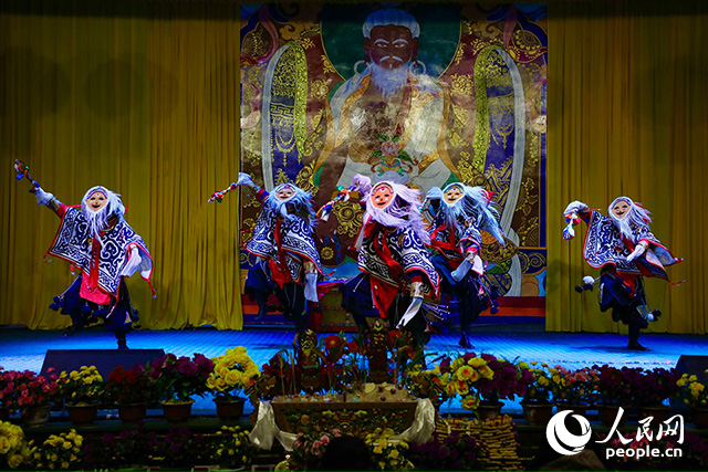 扎西曲登社區(qū)藏戲表演。人民網(wǎng)記者 次仁羅布攝