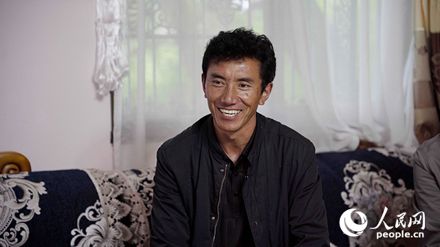 嘎拉村村民達瓦堅參聊起孩子們滿臉自豪。人民網(wǎng)記者 趙晨攝