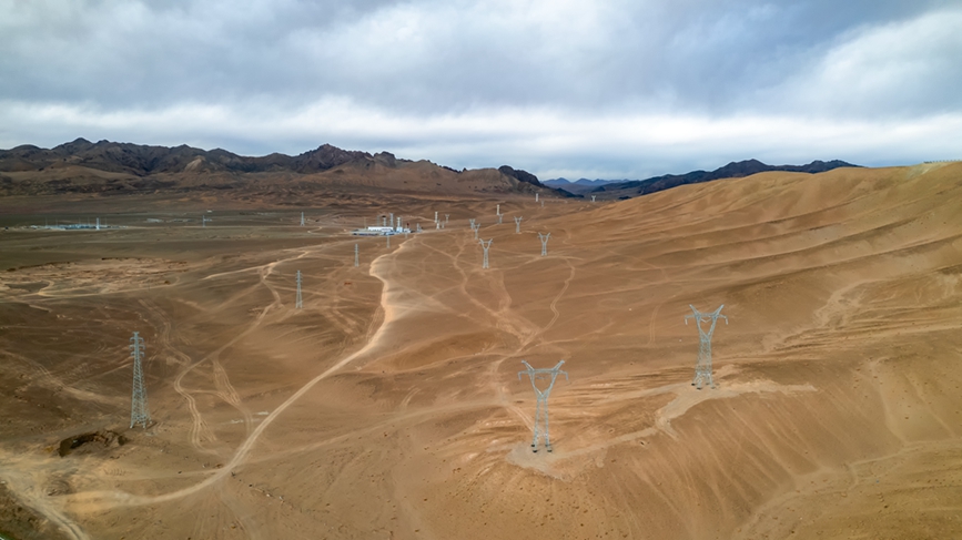 阿里地區(qū)首套電網(wǎng)側(cè)帶超容構(gòu)網(wǎng)型SVG工程全景。趙清鵬攝