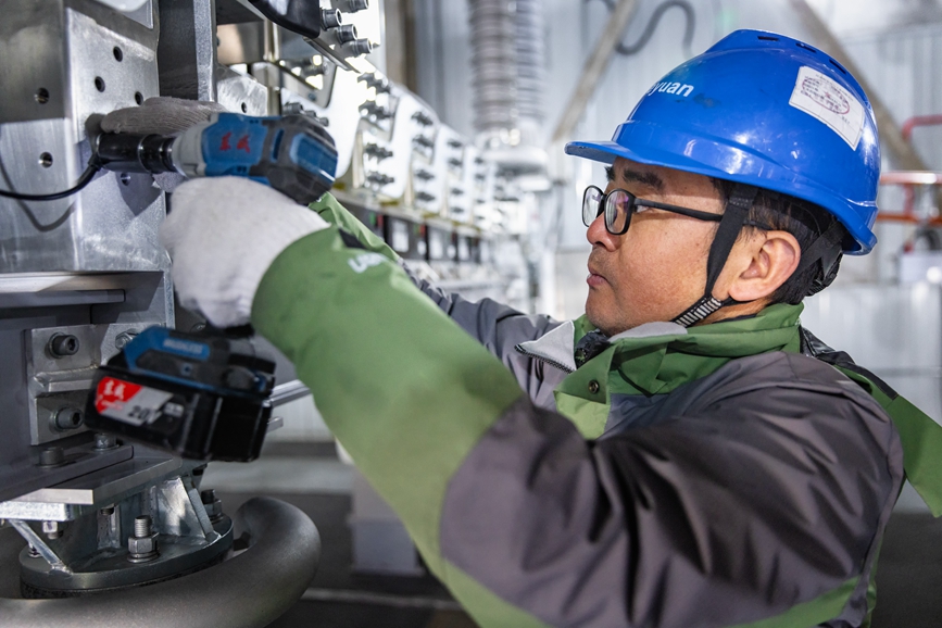 阿里地區(qū)首套電網(wǎng)側(cè)帶超容構(gòu)網(wǎng)型SVG工程現(xiàn)場(chǎng)工作人員正在進(jìn)行投運(yùn)前螺栓緊固工作。趙清鵬攝