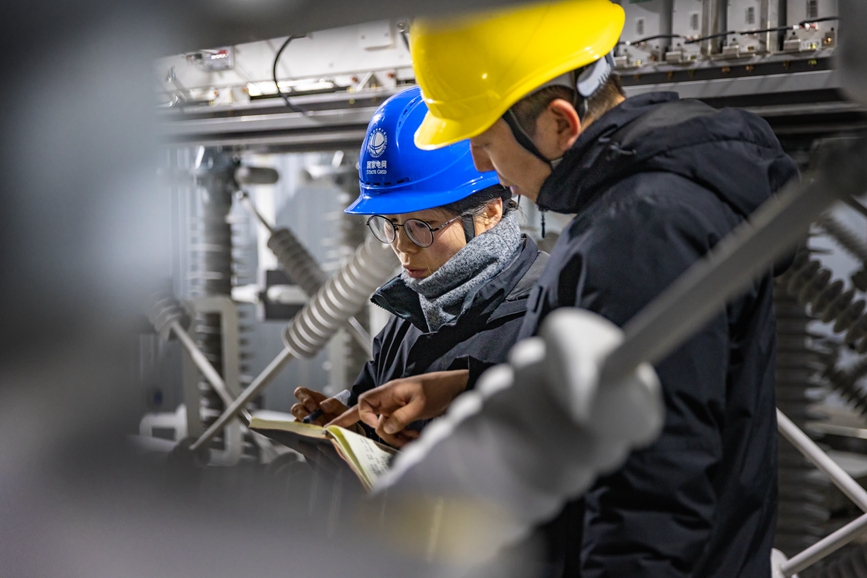 阿里地區(qū)首套電網(wǎng)側(cè)帶超容構(gòu)網(wǎng)型SVG工程現(xiàn)場(chǎng)工作人員正在進(jìn)行投運(yùn)前設(shè)備位置檢查。趙清鵬攝