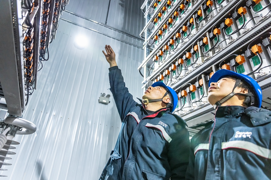 阿里地區(qū)首套電網(wǎng)側(cè)帶超容構(gòu)網(wǎng)型SVG工程現(xiàn)場(chǎng)工作人員正在進(jìn)行投運(yùn)前設(shè)備狀態(tài)檢查。趙清鵬攝