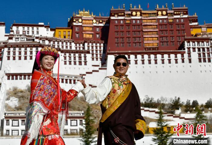 冬游西藏新風(fēng)尚：藏裝拍照、寄明信片成熱門