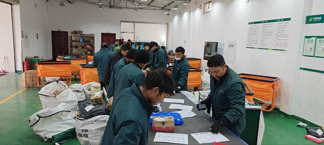 西藏拉薩城東營業(yè)部分揀員正在傳送帶分揀。旦增攝