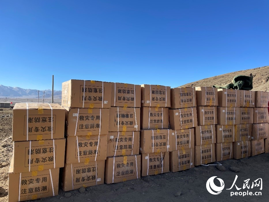 救災(zāi)物資抵達(dá)長所鄉(xiāng)古榮村。人民網(wǎng)記者 郝潔攝