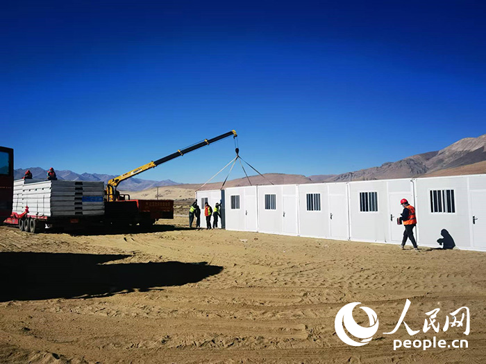 1月9日，在日喀則市定日縣長所鄉(xiāng)森嘎村安置點，工作人員抓緊搭建移動板房，確保受災(zāi)群眾溫暖過冬。人民網(wǎng)記者 吳雨仁攝