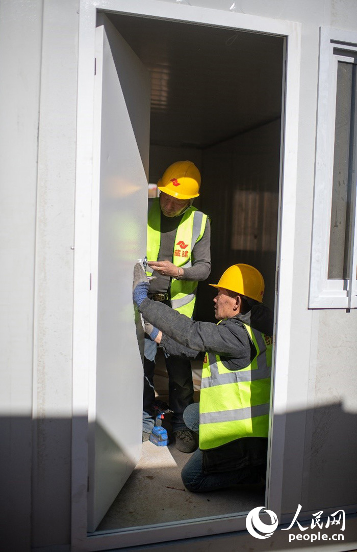 1月9日，在日喀則市定日縣長所鄉(xiāng)古榮村安置點，施工人員正在抓緊搭建移動板房，確保受災(zāi)群眾溫暖過冬。人民網(wǎng)記者 翁奇羽攝