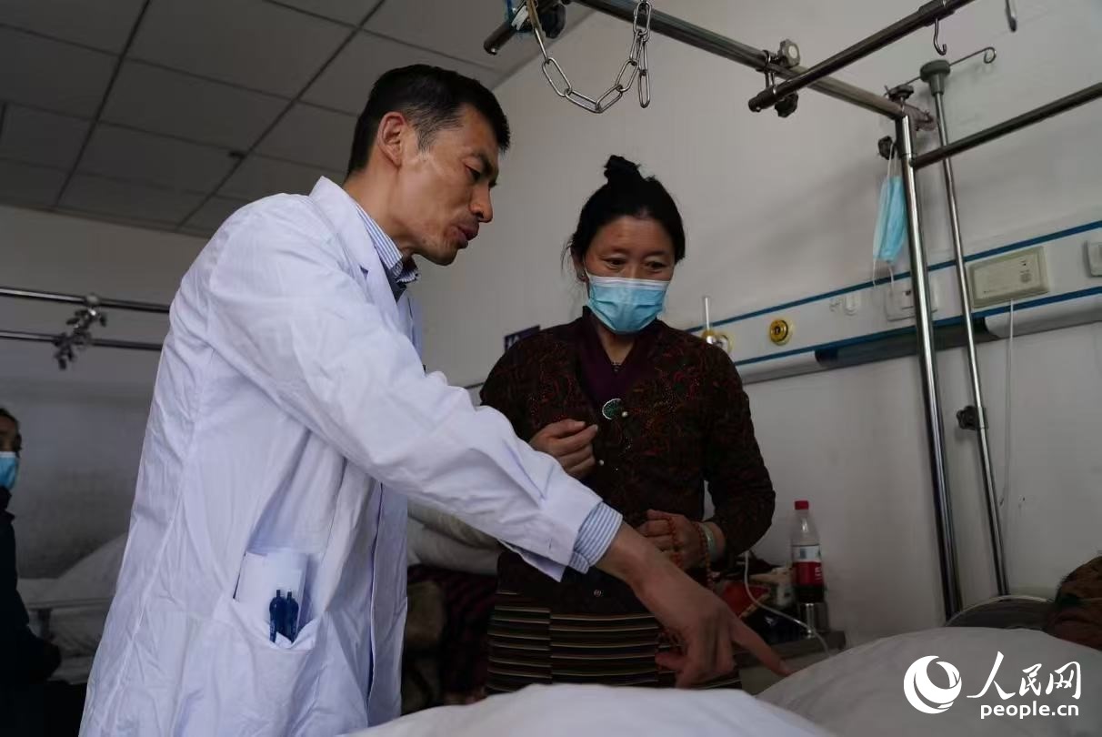 醫(yī)生在巡查。人民日?qǐng)?bào)記者 徐馭堯攝