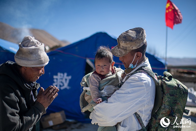 1月9日，在定日縣長(zhǎng)所鄉(xiāng)古榮村安置點(diǎn)，受災(zāi)群眾感謝西藏軍區(qū)陸軍某部隊(duì)衛(wèi)生員的醫(yī)療救治。人民網(wǎng)記者 翁奇羽攝