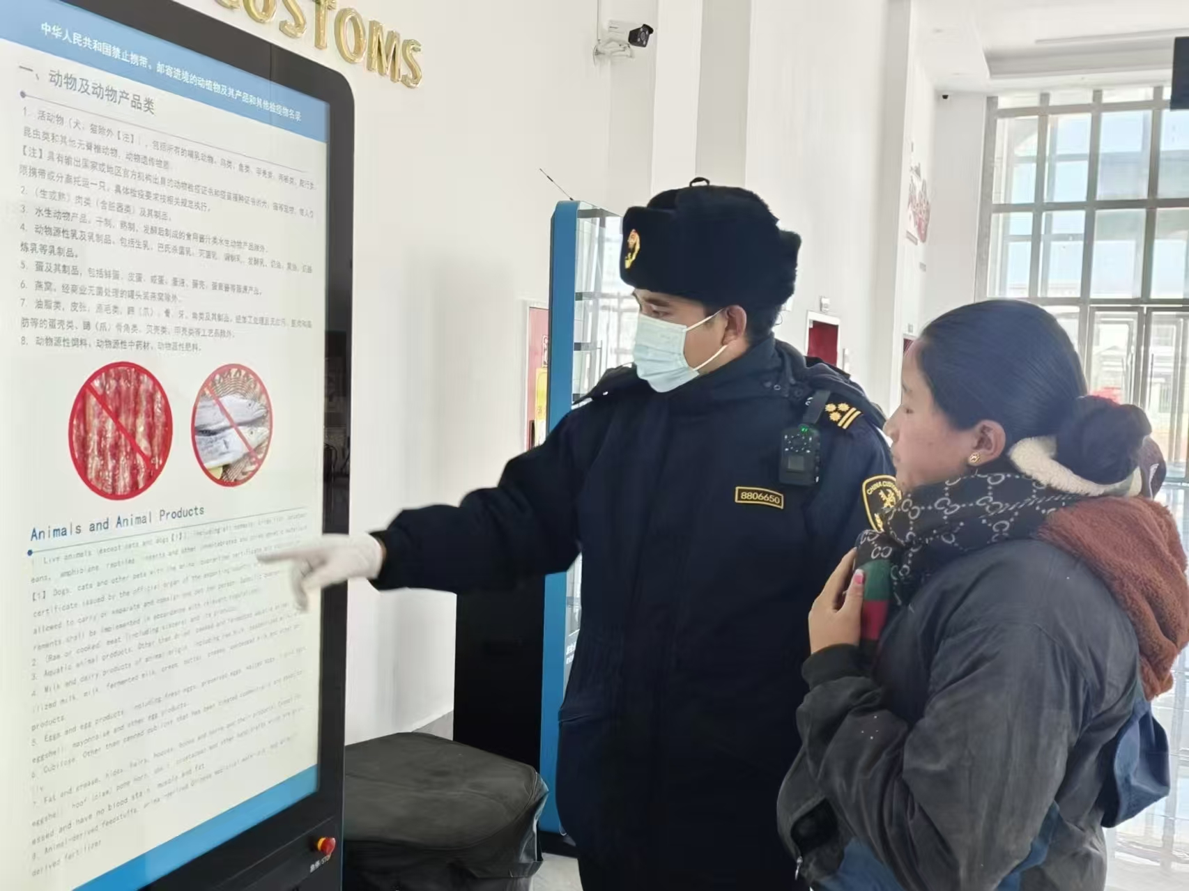 海關(guān)關(guān)員對(duì)入境邊民進(jìn)行禁止攜帶、郵寄進(jìn)境動(dòng)植物及其產(chǎn)品解讀。次旺久美攝