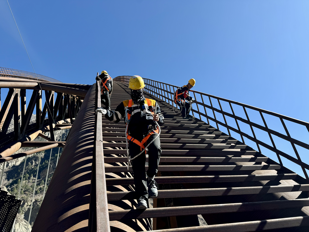 橋拱檢修。馬生明攝