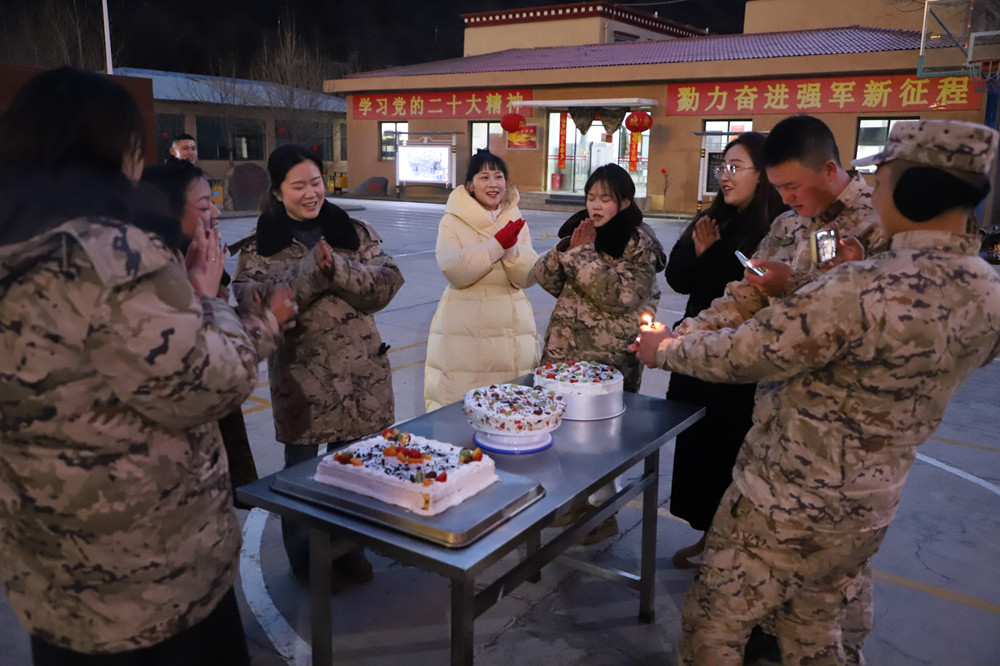 支隊(duì)為來隊(duì)家屬過集體生日。霍尹航攝