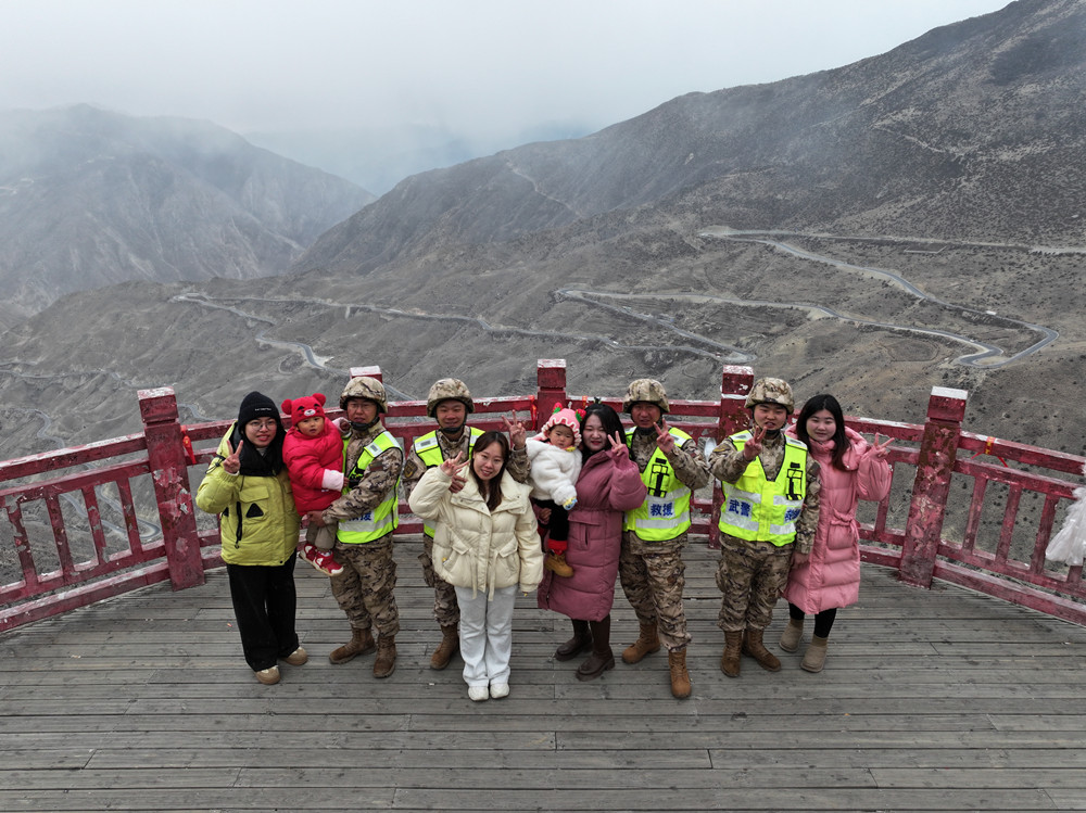 支隊(duì)組織家屬隨隊(duì)養(yǎng)護(hù)體驗(yàn)丈夫工作。何眾攝