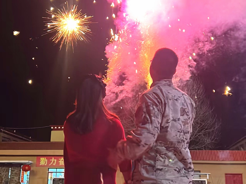 來隊(duì)家屬的溫馨瞬間。霍尹航攝