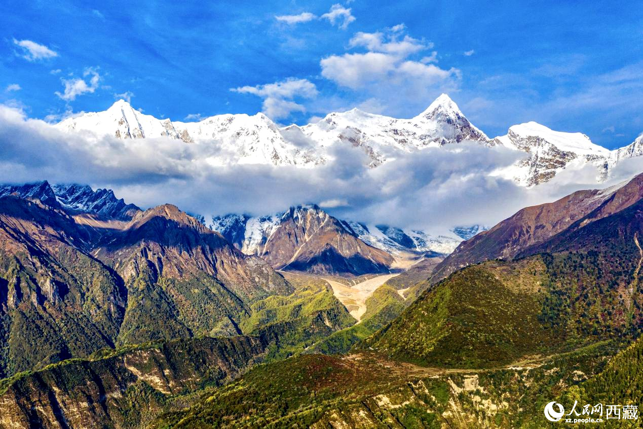 無人機航拍南迦巴瓦峰。